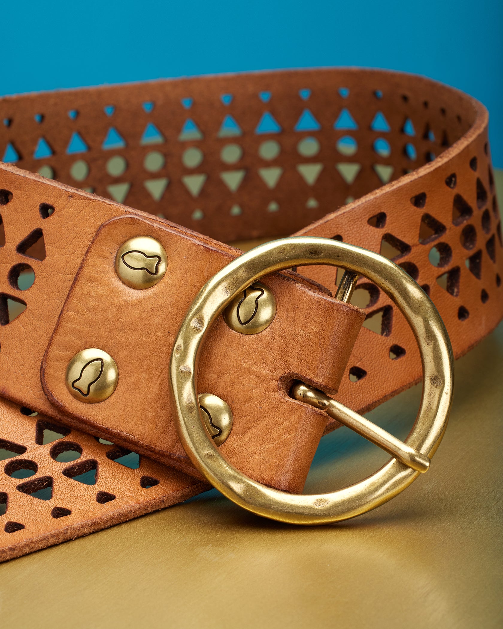 Campomaggi Malibu Pyramid Laser Cut Belt in Tan-Buckle Detail