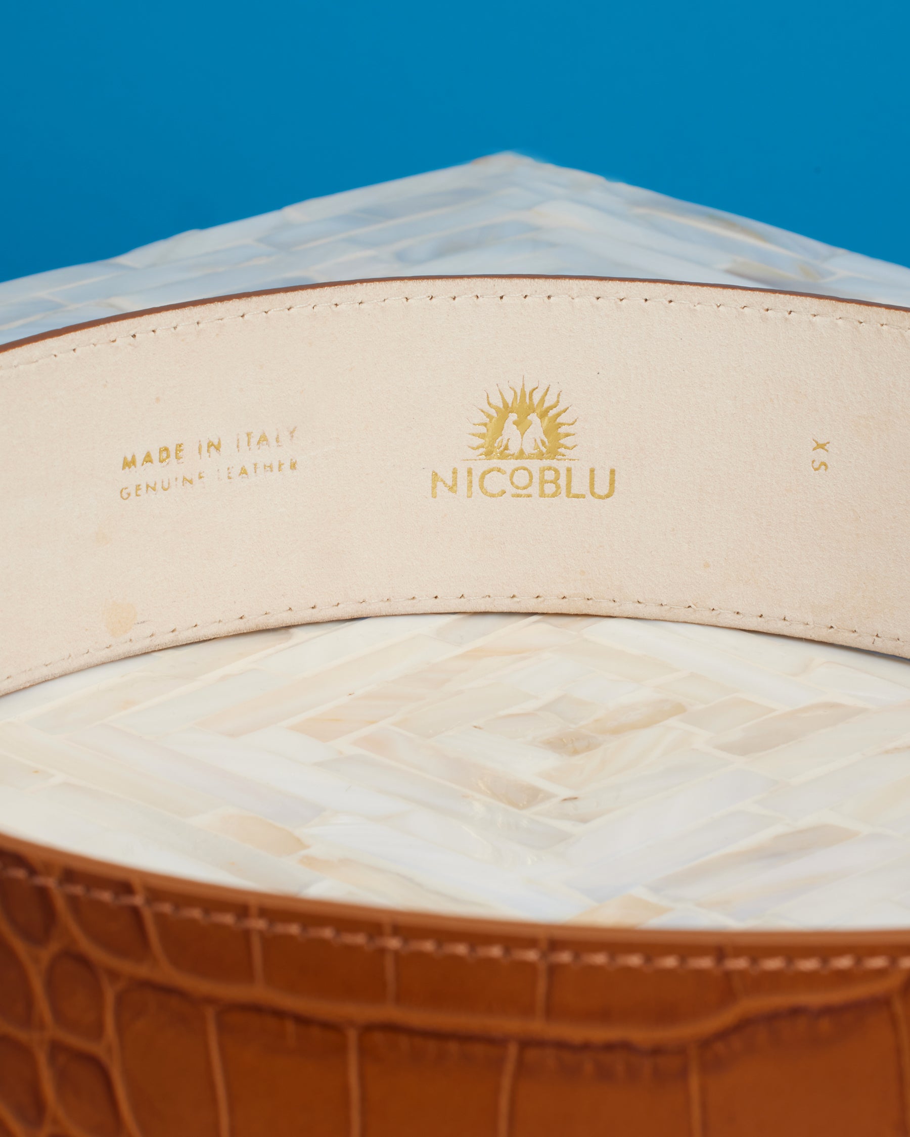Cinturón ancho de cuero Thornton en color tostado miel con relieve de cocodrilo 