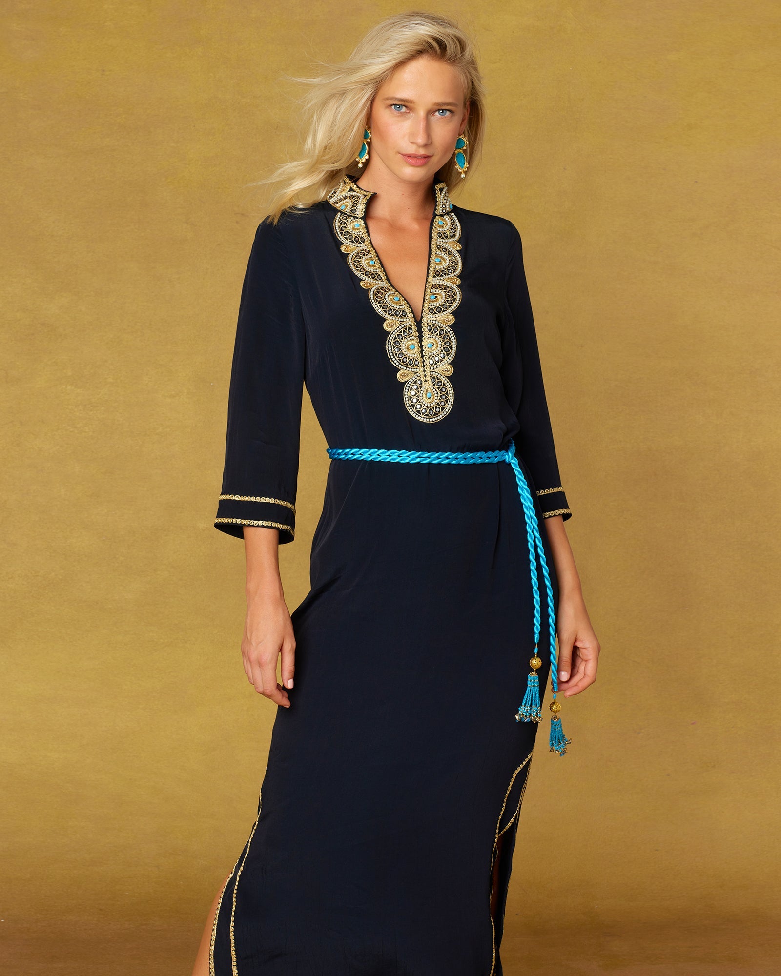 Vestido túnica largo negro con adornos dorados de Noor (ARCHIVO)